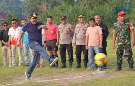 Wawako Padang Panjang, Asrul, saat lakukan tendangan perdana pembukaan Liga  Askot PSSI 2023, Sabtu (26/9/2023) petang, dilapangan sepak bola Gunuang Sejati Kecamatan Padang Panjang Timur